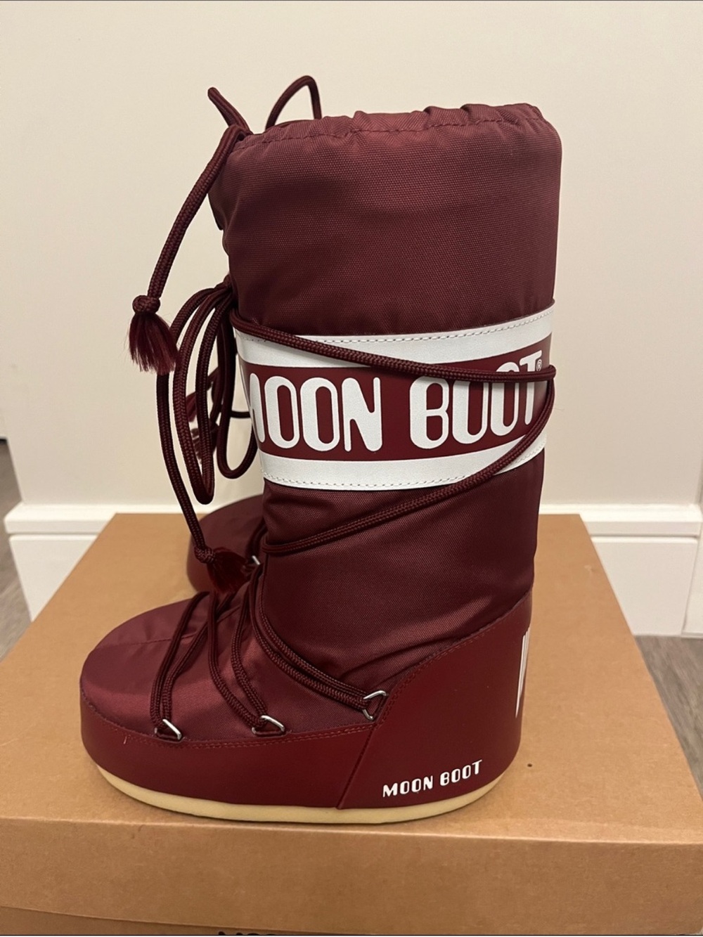 Moon Boot icon nylon. Size 35/38. Burgundy. New in box.